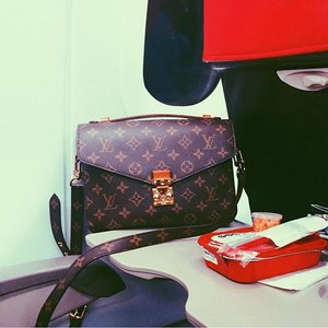 Wherever you go, you need the right travel companion ❤️😊 #louisvuitton #handbag #blogger #bloggerid #fblogger #travelblogger #travelinstyle #travelgram #beautyblogger #lifestyleblogger #clozetteid #starclozetter