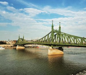 Freedom bridge, one of the bridges that you will see if you visit Budapest, special because this bridge forbidden for car or tram/train even bus, we can just walk along the bridge from Buda to Pest ❤️ #blogger #travelblogger #instadaily #travelblog #traveler #samsungs7edge #budapest #hungary #cathrinezieholiday #holiday #indonesianlivinginbangkok #starclozetter #clozetteid #wanderlust