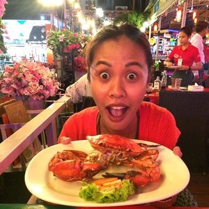 Pardon my crazy face 😂😁 I just can't control it when I got my big crab last nite.... F.Y.I this is the most expensive crab I ever had even compare to our hotel room 😂 its yummy but still Jimbaran-Bali is my favorite and cheaper 😊 ❤️ #blogger #fblogger #StarClozetter #clozetteID #like4like #pattayabeach #pattaya #czXpattaya #cztravelstory #thailand #travelgram #travelblogger #foodie