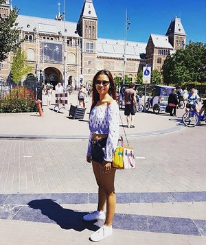 Love the weather today ❤️ but this city just flooding by massive tourism 😂 people are everywhere! Think its top season for holiday... Yes its summer 💃🏻💪🏼☀️🌞 #blogger #travelblogger #travelgram #amsterdam #iloveamsterdam #holland #holiday #cathrinezieholiday #starclozetter #clozetteid #indonesianlivinginbangkok #indonesianblogger #femaleblogger #city #likeforlikes #like4likes