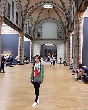 I'm standing in the Gallery of Honour, dimana lukisan Rembrandt yang terkenal "Night watch" berada tepat dibelakang saya, That is the most favorite painting for me ❤️ its not only beautiful, but amazing to see 😍 
#blogger #femaleblogger #travelblogger #travelgram #instatravel #beautyblogger #indonesianblogger #instapic #like4likes #rijskmuseum #amsterdam #holland #holiday #summer #cathrinezieholiday #indonesianlivinginbangkok #ootd #ootdindo #starclozetter #clozetteid