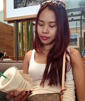 I don't know how you do it!, but now I'm addicted to you *Starbucks 😂😁 #blogger #fblogger #indonesianlivinginbangkok #starclozetter #clozetteid #femaleblogger #indonesianblogger #beautyblogger #indonesianbeautyblogger #bangkok #thailand #starbucks #coffeeaddict