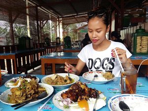 Throw back to my traveling activity, this is when I was in Yogyakarta, a must visit city in Indonesia beside Bali 😊 they have tons of yummy food, like this one called "Tengkleng Gajah", its beef/lamb cooked with special herbs ❤ one of must try. 
Oh I can't wait to start my travel diary again this year, will go to some "extremely" excited place soon 😉❤ #blogger #travelblogger #foodies #tengkleng #tengklenggajah #yogyakarta #indonesia #wonderfulindonesia #travelid #indonesianlivinginbangkok #starclozetter #clozetteid #travelgram #cathrinezieholiday #tbt #throwback