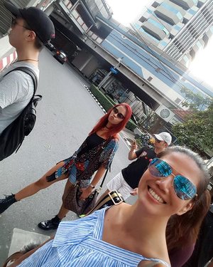 Street style.. with sister @elvianashuha ehhhh cici deng sekarang 🤣😝 .
.
.
#sisterhood #indonesian #indonesianlivinginbangkok #like4follow #instagram #starclozetter #clozetteid #streetstyle #bangkok #thailand