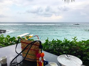Good morning from cloudy Bali 😌
.
.
.
#wonderfulindonesia #bali #candidasa #holiday #breakfast #beach #instagram #instaholiday #indonesianlivinginbangkok #vitaminsea #natur #starclozetter #clozetteid