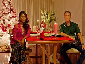 Our Christmas dinner last nite, I wore indonesian traditional costume (kebaya) and Balinese songket, my hunny wore Batik from Yogyakarta ❤️ 🌲🍷💐🌷💃 #blogger #fblogger #beautyblogger #travelblogger #starclozetter #ClozetteID #merrychristmas #bangkok #thailand