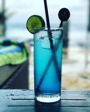 Feeling blue... ❤️
.
.
.
#holiday #indonesianlivinginbangkok #clozetteid #starclozetter #cocktails #cocktailporn #happyhour #candidasa #bali #alcohol