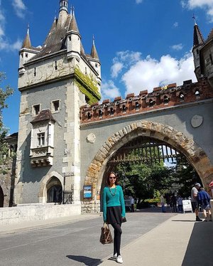 Love the sky and the beautiful castle, every corner is just so beautiful ❤️😍😘 and we're talking about how if we retire here in Budapest 😉 I can'y say NO!!! #blogger #travelblogger #travelgram #instatraveling #indonesianlivinginbangkok #cathrinezieholiday #holiday #budapest #hungary #starclozetter #clozetteid #ootd #ootdindo #lookbook #lookbookindonesia #instapic #indonesianblogger