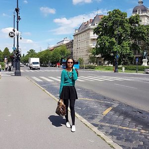 Still "hello from Budapest", sudah 2 hari ini berganti "kostum" dr real summer sampai harus pakai baju hangat, dan dr sendal jepit sampai ke sepatu tertutup dikarenakan cuaca di Budapest yang menembus 16drajat dr sebelumnya 36drajat 😂😂😂 what a weather 🌪🌪🌪 but still I enjoy this city walaupun harus kedinginan 😂#blogger #travelblogger #travelgram #beautyblogger #ootd #ootdindo #lookbook #indonesianlivinginbangkok #cathrinezieholiday #holiday #budapest #hungary #instatraveling #indonesianblogger #likeforlikes #starclozetter #clozetteid #lookbookindonesia