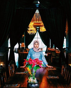 Queen of drama or drama queen??? .
📷 @carissacindy .
.
#dramaqueen #photography #modelhijab #hijaber #travelblogger #blogger #clozetteid #clozette