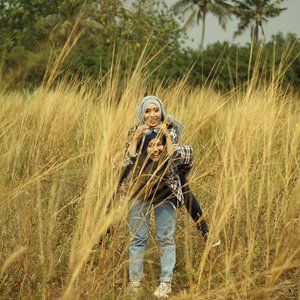 Because we always carry each other... #clozetteid #godiscover #foreverfriendship #hijabcontest #hijabchallenge #cotw #ootdhijabers #diaryhijaber #ciphophotographyFg by @trionoputra_