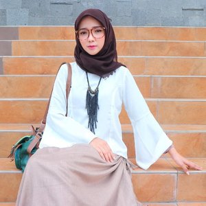 '.. and whenever you give your word, speak the truth' {Al Qur'an 6:152} .
.
Blouse by-- @faarisa.id 
Fav! ❤️.
.
#white #OOTDayuindriati #clozetteid 
http://instagram.com/ayuindriati