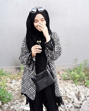 Life is better when you're laughing and Oh! this Fringe Black&amp;White Knit Outer from @hanna_hijab is always make my day even happier 💋❤️ #AyuForHanna #hannabeautifully ...#ayuindriati #clozetteid #OOTDayuindriati #blogger #ootd #hijab #fashionblogger #myhijup #clozette #monochrome #hootd #ootdindo #hijabfashion #hijabstyle