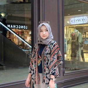 Outer Kimono Bohemian Navy -- @fleuryhijab 🎎 .
.
.
.
.
#OOTDayuindriati #hijab #hijabstyle #hijabfashion #canon #clozette #clozetteid #fashion #endorse #ayuindriati