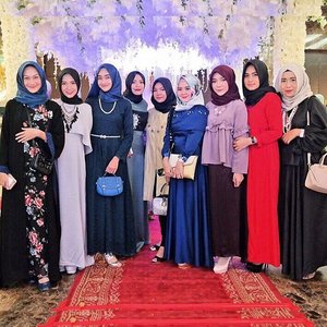 Full of hijab Influencers at #ShellaRifaldyWedding 👑✨....#OOTDayuindriati #ootd #hotd #hijab #hijabfashion #clozetteid #ayuindriati