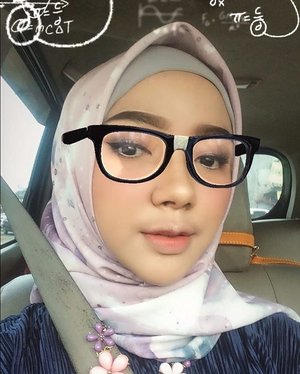 Cekgu 👩🏻‍🏫 .
.
.
.
.
#clozetteid #hijab #makeup #ayuindriati #instagramstories #filter