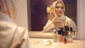New video is UP on my YouTube Channel ~~~>> https://youtu.be/_YjbnkEiSOg ...Jangan lupa subscribe, like, comment & share yaa supaya aku semangat bikin video baru lagiiii~ 🙈❤ .Ohiya mau tanya dong video aku selanjutnya yg kalian mau liat tentang apa ❓🤷🏻‍♀️...Special Thanks to @hijup & @khalisaindonesia 💕 •• #ayuindriativideos #clozetteid #hijab #hijup #khalisalipcare