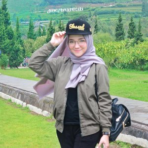 Bangga berdarah Banjarnegara, Jawa Tengah walaupun cuma setengah 😅.. • I'm wearing Cap & Bomber Jacket from @sthal.co 🖤 • Sampai ketemu lagi Dieng, Negri Atas Awan 🌬🌤🍃 Now OFF to LOMBOK with @kemenpar yaaay!!! 😍❤️✨ ......#OOTDayuindriati #hijab #hijabfashion #fashion #hijabstyle #girl #dieng #explorebanjarnegara #lombok #travelinstyle #clozette #clozetteid  #ayuindriatiXkemenpar #ayuindriati