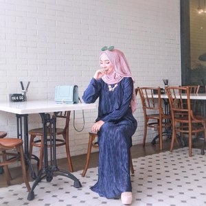 It's funny how you're nice to my face.
It's hilarious how you talk something bad about me behind my back.
And it's downright comical that you think I'm unaware 😜💙💗 •• Head to toe pleats on pleats from @vanillahijab @vanillaforclothing 💎 .
.
.
.
.
.
#OOTDayuindriati #ayuindriatiXvanilla #clozette #clozetteid #hijab #fashion #hijabfashion #pleats #ootd #vanillahijab #ayuindriati