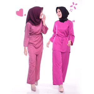 If you can laugh together, you can work together. 💕 •• Super happy bisa kembaran sama adik aku @nabilrach pakai baju dari @auliast_id 🌸 rasanya mau punya semua warnanya biar bisa kembaran teruus!! 😭😭 •• Photo by @dnloandtya @photoworkstudio 📸 .
.
.
.
#OOTDayuindriati #hijab #fashion #clozetteid #hijabfashion #sister #twin #sibling #pink #ootd #hotd #love