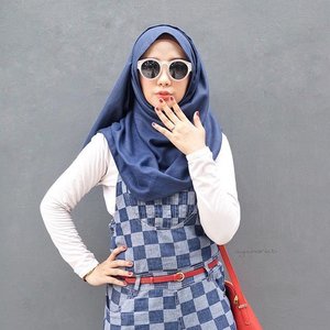 Oops! 🙀❤️ .Denim #Pashmina-- @skyveil ..High quality #hijab by @skyveil .. Bahannya lembut, di design exclusive daan yang paling penting itu nyaman sekali di pakainya 😻 #recommended ! ......#ayuindriati #OOTDayuindriati #endorse #hijabfashion #hootd #red #denim #fashionblogger #blogger #clozette #clozetteid
