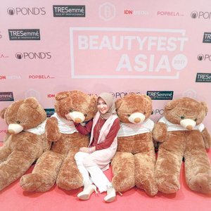 I share every thing about life, except my teddy bears, they're all mine!! Hoho .🐻🐻♥️🐻🐻 .Siapa yang suka sama boneka beruang? Apalagi yang segede gini kan.. 😋💕 •• Attended YouTube Creators Workshop at Beauty Fest Asia 2017 yesterday 💄 Thanks for the invitation! xoxo 💋......#OOTDayuindriati #hijab #hijabstyle #hijabfashion #clozette #clozetteid #beauty #fashion #makeup #blogger #vlogger #youtube #teddybear #BeautyFestAsia #BeautyFestAsia2017 #jakarta #indonesia #ayinevent #ayuindriati