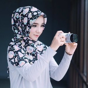 When life gets blurry, adjust your focus 🖤 •• Square Hijab -- @mikhayla_shop 🍭🍭🍭 .
.
.
.
.
#hijab #hijabstyle #hijabfashion #quotes #clozette #clozetteid #endorse #ayuindriati