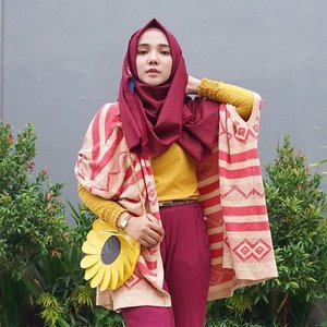 Morning vibe ⛅️🌻 in @hanna_hijab Big Outer 😻 super cool, comfortable & warm ☺️🌼 What do you think about this look?? 🐣 Let's find my other OOTD collaboration with @hanna_hijab using this hastag --> #AyuForHanna ❤️❤️❤️ ....#ayuindriati #OOTDayuindriati #ootd #ootdindo #hotd #hootd #clozetteid #clozette #blogger #fashion #fashionblogger #BloggerBabesAsia #endorse #hijab #hijabi #hijabers #hijabstyle #hijabfashion #yellow #red #outer #bigouter