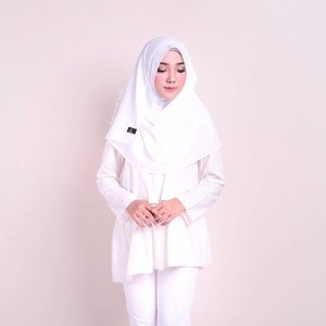Photoshoot for @o2labells.id 🌬☁️ • Photo by @photoworkstudio 📸 .
.
.
.
.
#OOTDayuindriati #hijab #white #fashion #clozetteid #ayuindriati