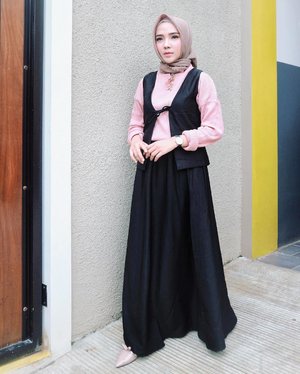 Outer + Skirt Set by -- @kitagawa.id 🖤 ......#OOTDayuindriati #hijab #hijabstyle #hijabfashion #hotd #clozette #clozetteid #endorse #ayuindriati