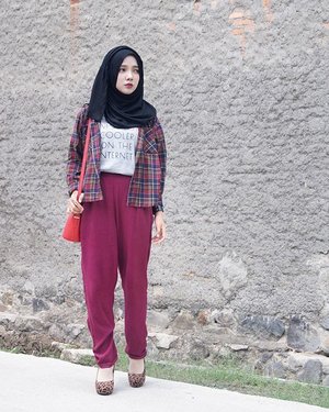 The other side of mine 💀🍷 And I'm wearing maroon pants from @hanna_hijab 😍💯 find my other OOTD collaboration with @hanna_hijab using this hastag --> #AyuForHanna 👠✨ ....#clozette #clozetteid #BloggerBabesAsia #blogger #fashionblogger #bbloggers #endorse #hijab #myhijup #hijabstyle #hijabfashion #ootd #ootdindo #hootd #hotd #OOTDayuindriati #red #ayuindriati