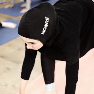 Aftet Yoga class session with @noorelooks by @applecoast was super funnnn. Seneng deh! Eh sekarang kita mau ke TRADEMARK MARKET, ketemu di booth NOORE L46-47 yaaaah .....#hijab #clozetteid