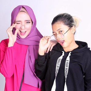 Cool Kids Glasses Nowadays *wink* 👵🏻✨ .
.
.
.
#hijab #pink #black #fashion #glasses #blogger #ClozetteID