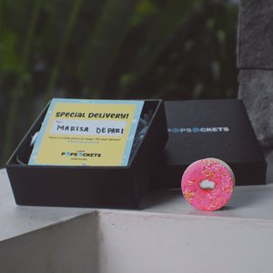 Thank you @popsocketsindo for this cutie pink donut 💖🍩 . .
I will never drop my phone anymore 🤩 Yuk beli yang original, di @popsocketsindo dan lihat perbedaannya~✨! .

TIPS: Pop your Popsocket out to have a better grip of your phone while taking a selfie! #RealPopsocketsID