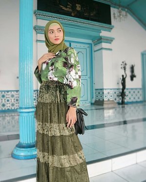 Just keep simple with my skirt, shirt and hijab. Because the colour works together so my outfits are perfectly matched// Wearing @brilliant.arlette makes me confident as always..#clozetteID #hijab #hijabstyle #hijabchic #stylebyme #styling #stylista #style #vintagestyle #stylegram #styleinspiration #instastyle #fashionstyle #instafashion #fashionlovers #fashion #fashionista #mixed #match #ootd #outfitoftheday #ootdstyle