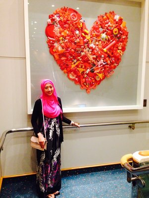 Love is in the air,,lets spread the love..
#ClozetteID #HOTD #ScarfMagz #LongDress #HijabTraveler