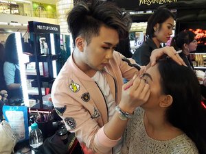 My gorg Papita in action! He's preparing for Cotton Candy Liners makeup demo! ❤ 
#AbsoluteNewYorkID #AbsolutelyEyeCandy #CottonCandyLiners #clozetteid