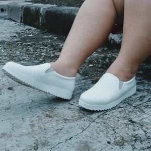 Falling love with this whity-cutie shoes from @yongki_komaladi. Got it from @berrybenka. Laff 💕😍 #clozetteid
