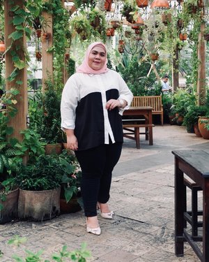 What you wear is how you present yourself to the world, especially today, when human contacts are so quick. Fashion is instant language.” — Miuccia Prada._Top by @curvy_bigsize.Jeans by toko di Tanah Abang, lupa namanya.Heels by @tltsn_id.#biargedetapipede
