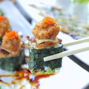 sushi makes miso happy!!! So, I ate my sushi while singing Catallena ~ 🤭@koberkediri.......#latepost #ClozetteID .....