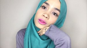 Bikin ombre lips cuma dengan 1 lipstick? bisa!!mau tau caranya?? cuss tap link di bio aku yaaa.. 💕Biar kayak Kpop gtu ya kan.. 🙈..#clozetteid #ombrelips #makeup #motd #hijab #hijabers #emina #beautygoers