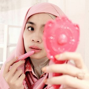 mirror mirror on my hand~💋💄#DianaXRevlon #ChooseLasting@dianarikasari @revlonid....#revlon #revlonid #pink #pinky #mirror #instagram #love #clozette #clozetteid #starclozetter #hijab #hijabers