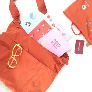 New bag at the new year 💃🏻💃🏻💃🏻
Thank you @gogirlmagz for this cute bag from @hushpuppiesid 😍
.
tau aja ya namanya musim ujan ya di kasihnya tas anti air gini, ah syukaaaaa syekaliiii~
💋💞💋💞💋💞
.
.
#clozetteid #starclozetter #hushpuppies #flatlay #orange #ggrep
