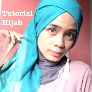 Jilbab persegi dan di lipat 2 menjadi bentuk segitiga terlebih dahulu..
Jangan lupa siapin 2 jarum pentul dan antingannya yah.. 💞
Selamat mencoba 😆
Square hijab by @gnrcollect 
@gnrcollect 
@gnrcollect .
.
#tutorialhijab #clozetteid #starclozetter #hijabers #diaryhijaber #hijab