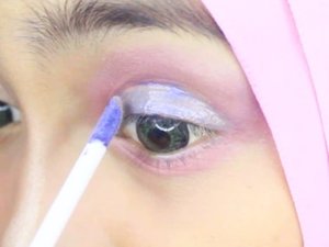 belajar bikin eye look pakek liquid eye shadow dari @mukka_kosmetik 💕..#clozetteid #makeup #eyelook #beautygoersid #mukkakosmetik #beautyvloggerindonesia #beautyvlogger