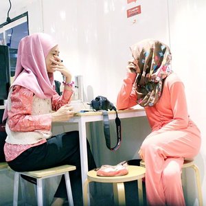 Back song nya gini..."..nongkrong di warung kopi.." 🎶.Please itu ketawanya gadak yg lebih fake lagi apah??😂😂😂...#hijab #hijabers #diaryhijaber #clozetteid #starclozetter #friendship #blogger #like4like