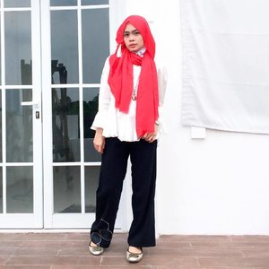 Dress code of the day💞.Red Pashmine by @gnrcollect ❤️.#clozetteid #hijaber #ootd #ootdhijab #diaryhijaber #hijabootd #hijabootdindo #beautynesiamember
