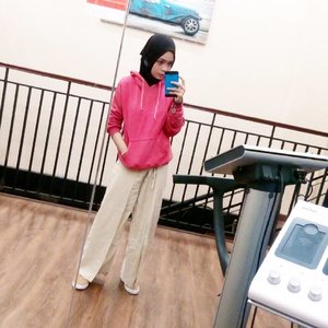 After exercise.. eng..gak juga sih, cuma nganterin doank.. 😂😂😂...#clozetteid #starclozette #hijab #diaryhijaber #ootd #ootdhijab #likeforlike #like4like #blogger #lifestyleblogger