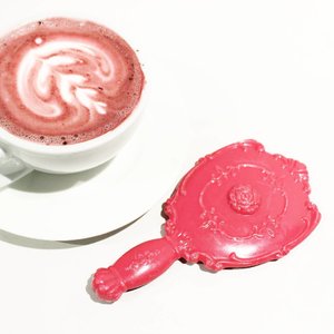 Entah ngopi sambil ngaca atau ngaca sambil ngopi~
.
.
.
.
#whitebg #redvelvet #pink #coffee #instagram #clozetteid