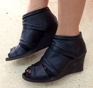 Friends Inspiration - EA flexible black shoes ready for work or play.
